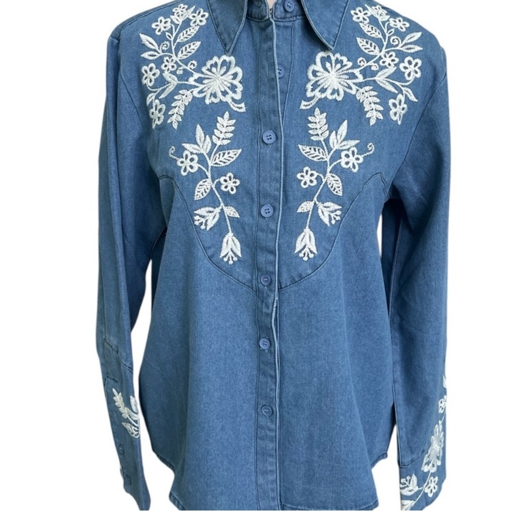 Solitaire Denim Embroidered Button Down Top Size Small NWT